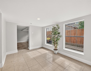 1814 33rd Street - Photo Thumbnail 4