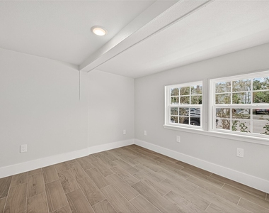1814 33rd Street - Photo Thumbnail 7