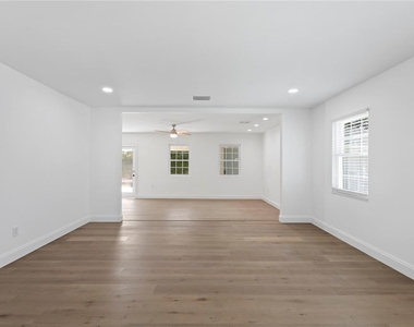 4704 W Brookwood Drive - Photo Thumbnail 9