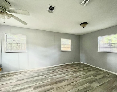 1003 E 22nd Avenue - Photo Thumbnail 6