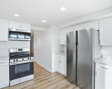 5095 Bay Street Ne - Photo Thumbnail 3