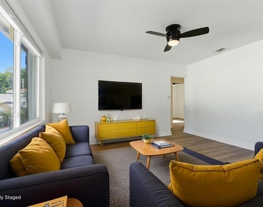 7005 N Duncan Avenue - Photo Thumbnail 2