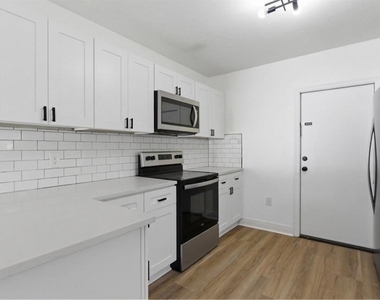 7005 N Duncan Avenue - Photo Thumbnail 3