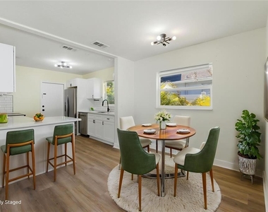 7005 N Duncan Avenue - Photo Thumbnail 9