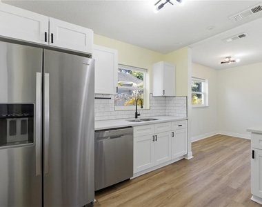 7005 N Duncan Avenue - Photo Thumbnail 20