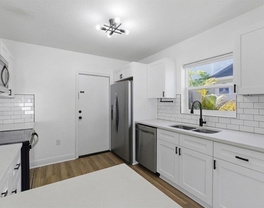 7005 N Duncan Avenue - Photo Thumbnail 4