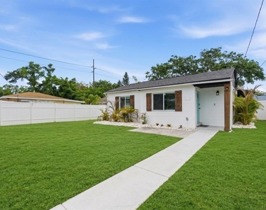 7005 N Duncan Avenue - Photo Thumbnail 1