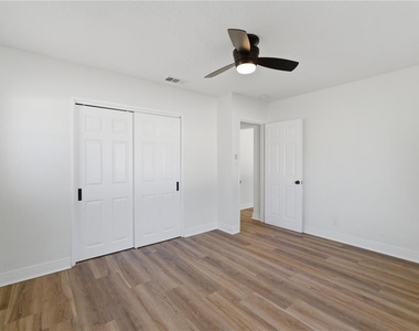 7005 N Duncan Avenue - Photo Thumbnail 12