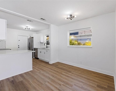 7005 N Duncan Avenue - Photo Thumbnail 8