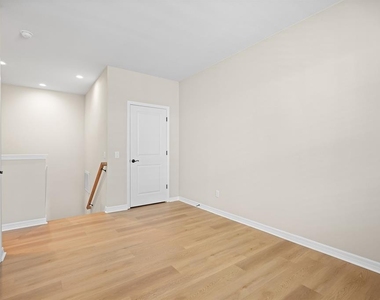 5605 Kingsley Corner Way - Photo Thumbnail 18