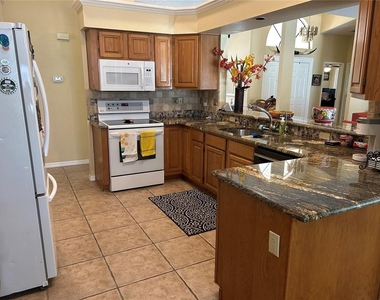 9405 94th Street - Photo Thumbnail 3