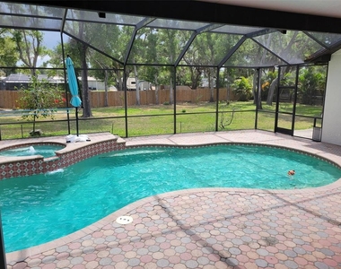 9405 94th Street - Photo Thumbnail 2