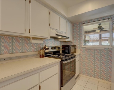 428 Windrush Bay Drive - Photo Thumbnail 17