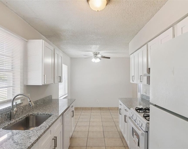 2853 Sanford Avenue - Photo Thumbnail 3