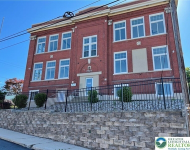 216 Penn Street - Photo Thumbnail 7