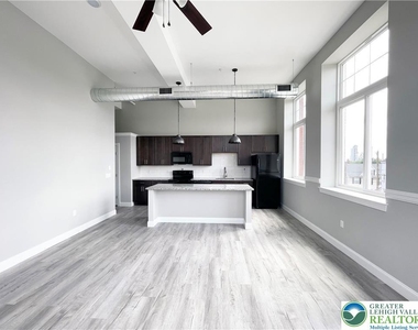 216 Penn Street - Photo Thumbnail 6