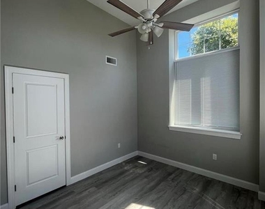 216 Penn Street - Photo Thumbnail 5