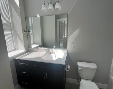 216 Penn Street - Photo Thumbnail 4