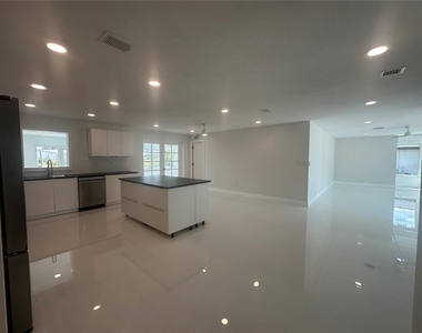 230 Annapolis Lane - Photo Thumbnail 7