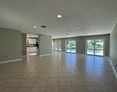 835 Conreid Drive Ne - Photo Thumbnail 4