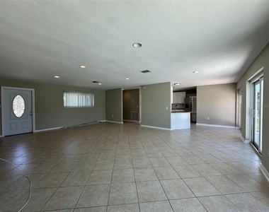 835 Conreid Drive Ne - Photo Thumbnail 8