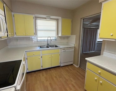 339 Pine Tree Road - Photo Thumbnail 8