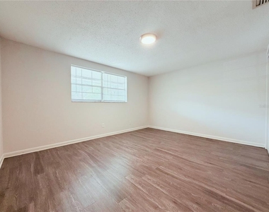 5305 Oakwood Court - Photo Thumbnail 4