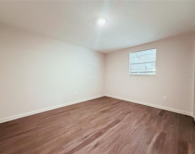 5305 Oakwood Court - Photo Thumbnail 6
