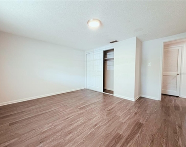 5305 Oakwood Court - Photo Thumbnail 5