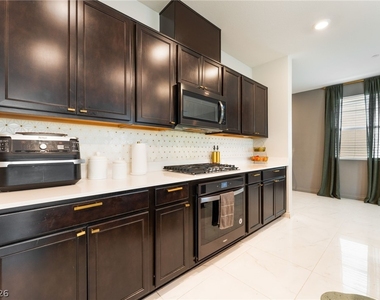 8448 Vulturo Avenue - Photo Thumbnail 11