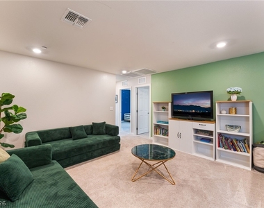 8448 Vulturo Avenue - Photo Thumbnail 16