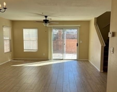 1092 Paradise Coach Drive - Photo Thumbnail 4