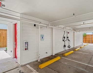 2217 N Fitzhugh Avenue - Photo Thumbnail 29