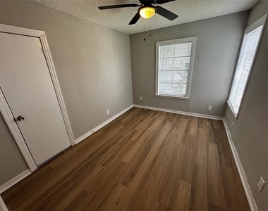 1717 Hemphill Drive - Photo Thumbnail 5