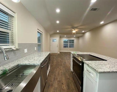 804 N Broughton Street - Photo Thumbnail 4