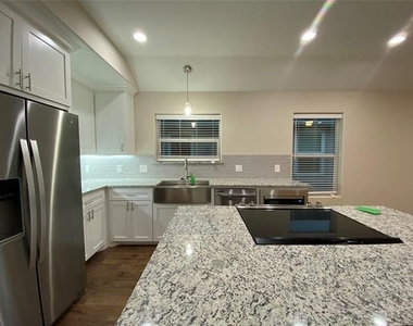 804 N Broughton Street - Photo Thumbnail 5