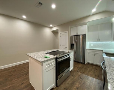 804 N Broughton Street - Photo Thumbnail 3