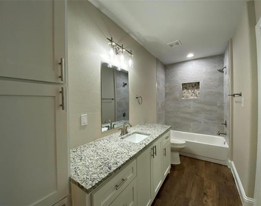 804 N Broughton Street - Photo Thumbnail 16