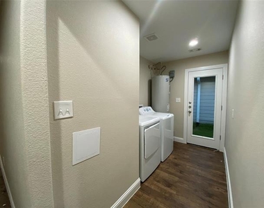 804 N Broughton Street - Photo Thumbnail 7