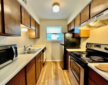 2526 W Prairie Street - Photo Thumbnail 3