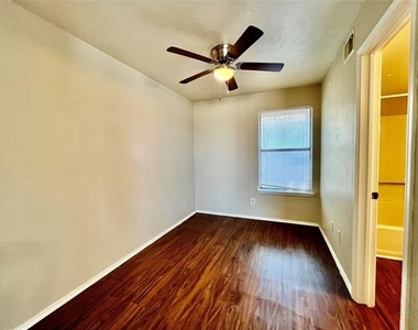 2526 W Prairie Street - Photo Thumbnail 4