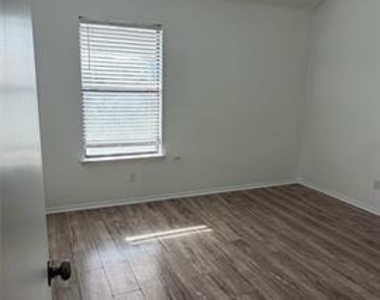 801 Bluebonnet Drive - Photo Thumbnail 5