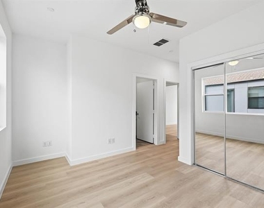 427 W 10th Street - Photo Thumbnail 23