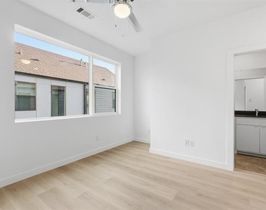427 W 10th Street - Photo Thumbnail 22
