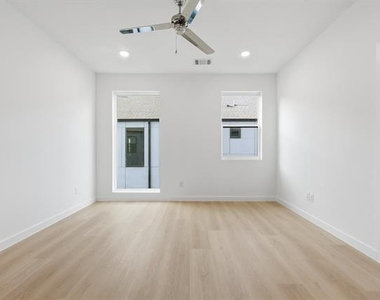 427 W 10th Street - Photo Thumbnail 9