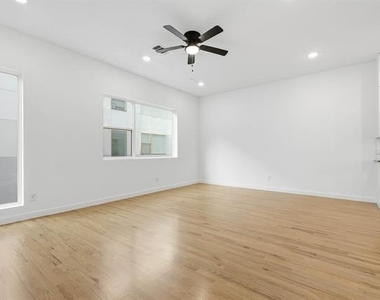 427 W 10th Street - Photo Thumbnail 10