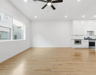 427 W 10th Street - Photo Thumbnail 7