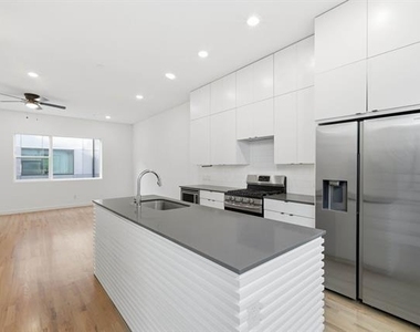 427 W 10th Street - Photo Thumbnail 14