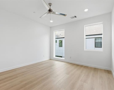 427 W 10th Street - Photo Thumbnail 18