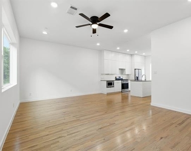 427 W 10th Street - Photo Thumbnail 8